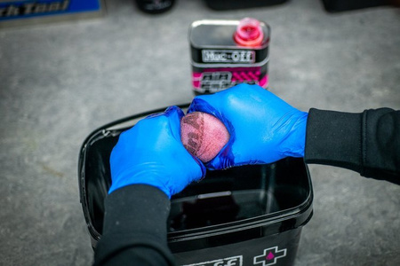 Muc-Off 20156 - Olej do nasączania gąbkowych filtrów powietrza - 1l - Air Filter Oil