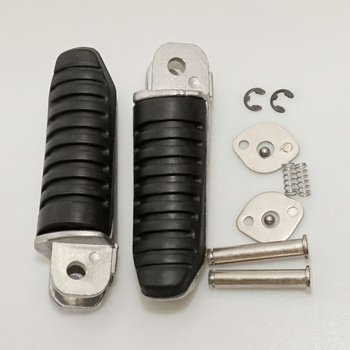 BIKETEC PARTS ZESTAW PODNÓŻKÓW (PODNÓŻKI) PASAŻERA KOMPLETNY Z MOCOWANIAMI SUZUKI GSF/GSX 400 '91-97, GSF 600/1200 '96-00, GSXR 1100 '89-98, GSX 750F '93-05, RF 600/900 '93-98, (ZAMIENNIK ORYGINAŁU)