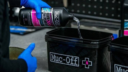 Muc-Off 20213 - Biodegradowalny płyn do czyszczenia gąbkowych filtrów powietrza - 1l - Air Filter Cleaner