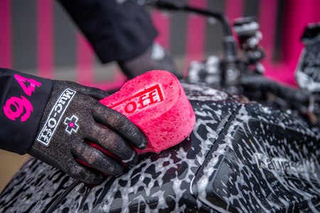 Muc-Off 300 - Próżniowo pakowana gąbka do mycia motocykla z mikroporami