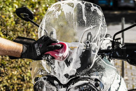 Muc-Off 300 - Próżniowo pakowana gąbka do mycia motocykla z mikroporami